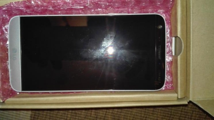 Purported-LG-G5-leaks-in-the-flesh (1)